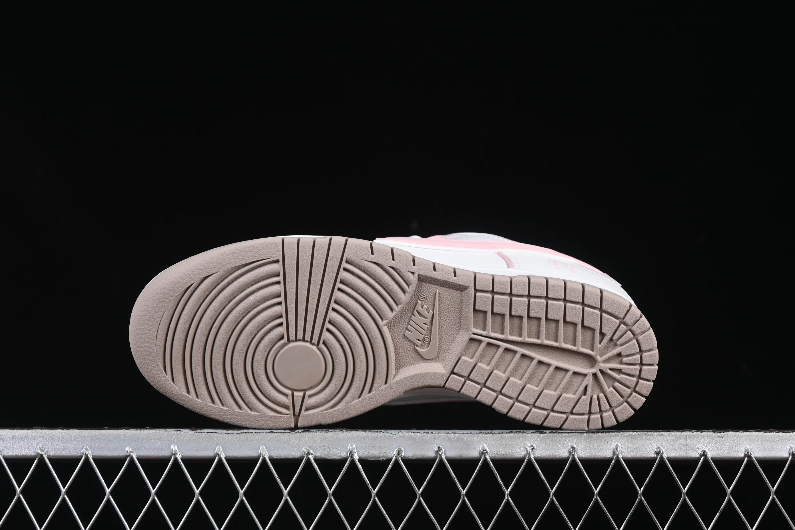 All Categories Nk SB Dunk Series Nk SB Dunk Low Low-top sneakers Nike SB Dunk Low White and pink color Anniversary high-end customization Low-top casual sneakers WP0212-013